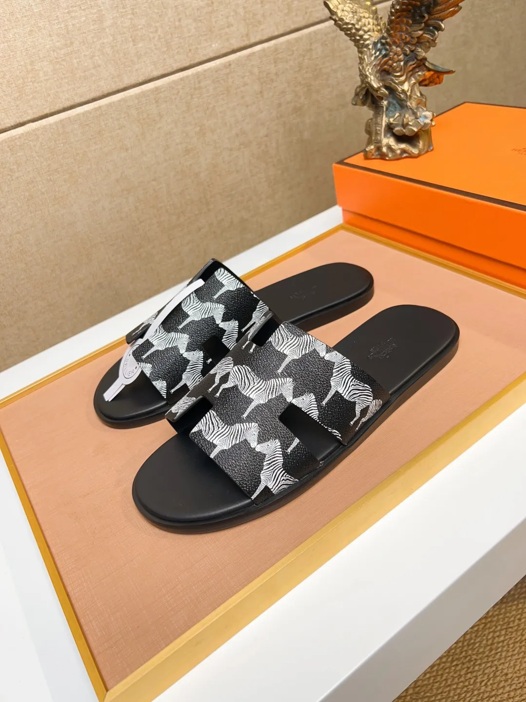 Men's clothing and shoes 💰280 💅💅💅 new arrival. Hermes Hermes official website latest counter synchronized new oran color leather H slippers, the original Paris version flew back to the original model and opened the mold to make it perfectly🍌The highest quality Sincerity, you can enter and leave the counter at will [Deyi] The upper is made of original customized  colored palm prints, crocodile print, ostrich print, colored cow leather, colored cow suede, 🤔 horse hair, 🥳 colored diamonds, 🥰 3D printing, and other genuine leather slippers, imported cow pattern foot pad lining, Italian  latest original genuine leather combination outsole Code number: 38-48 (customized at 46.47.48) Can be made into picture combination sole with genuine leather pattern and ordinary molded outsole